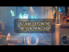 একটি ব্যস্ত ধাতব কারখানার দোকান